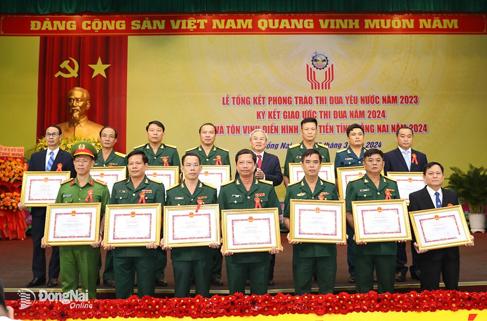 Chủ tịch Ủy ban MTTQ Việt Nam tỉnh Cao Văn Quang trao bằng khen của UBND tỉnh cho các đơn vị, cá nhân đạt thành tích xuất sắc trong phong trào thi đua yêu nước năm 2023. Ảnh: Huy Anh