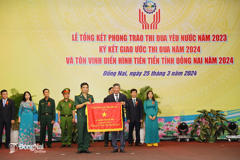 Phó bí thư thường trực Tỉnh ủy Hồ Thanh Sơn trao Cờ thi đua hạng Nhất cho Bộ Chỉ huy quân sự tỉnh thuộc Khối thi đua số 2. Ảnh: Huy Anh