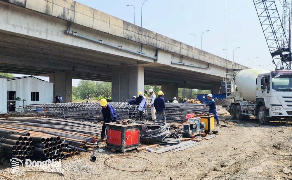 Công nhân thi công hạng mục cầu Nhơn Trạch, dự án Thành phần 1A. Ảnh: P.Tùng