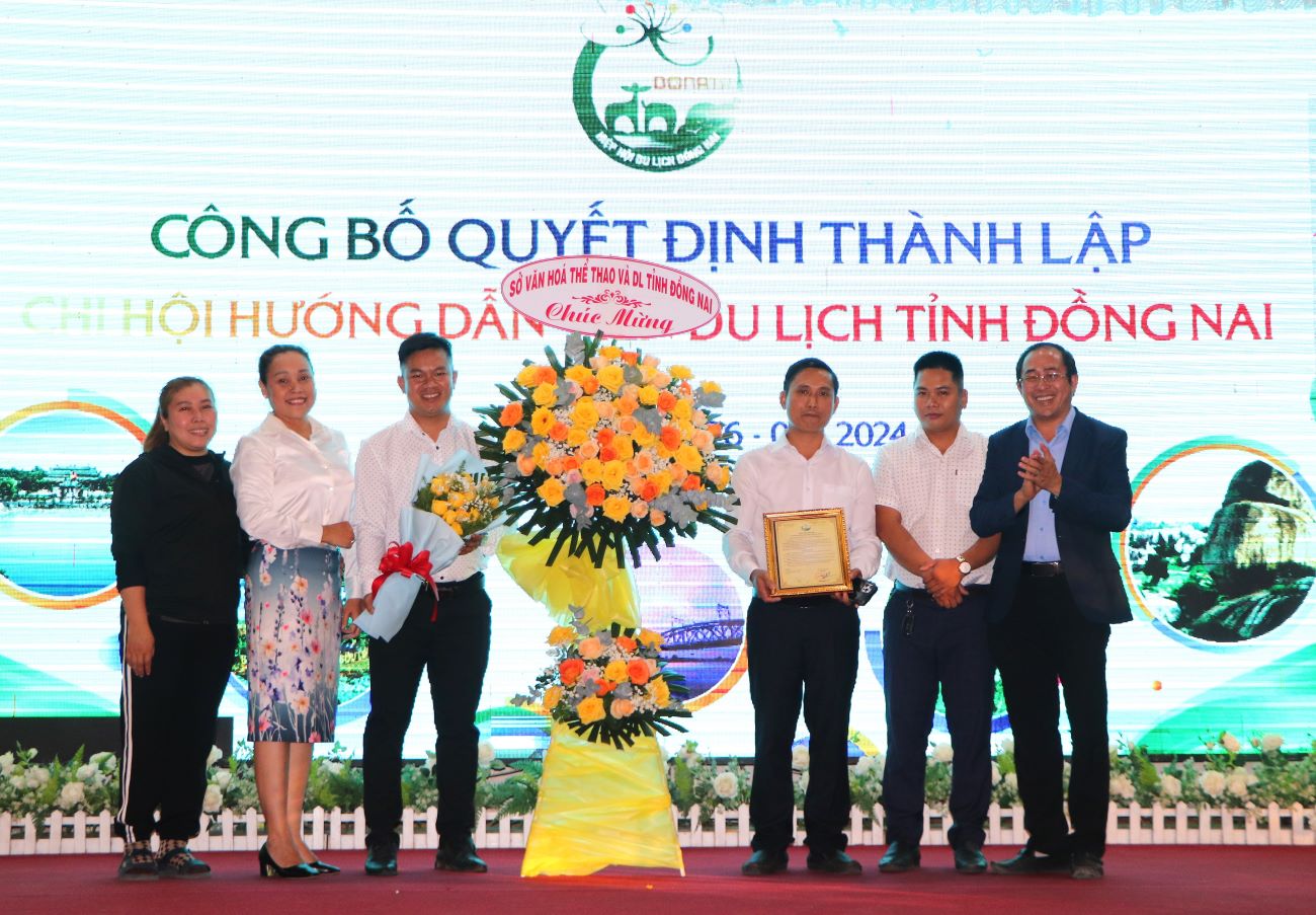 Lãnh đạo Sở Văn hóa, thể thao và du lịch tặng hoa chúc mừng chi hội mới thành lập