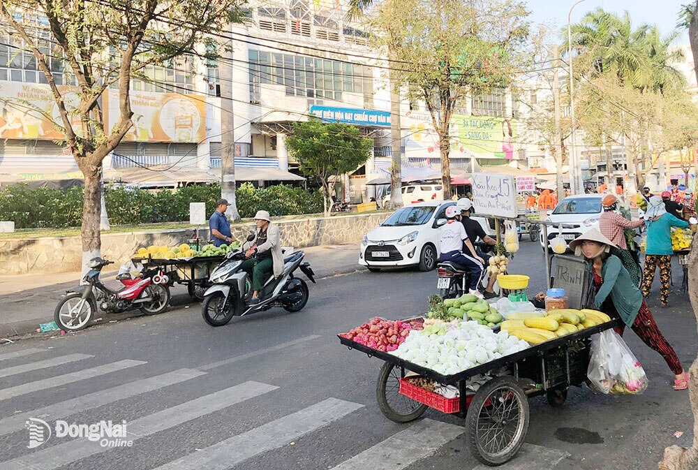 Hoạt động buôn bán hàng rong tự phát vẫn còn tái diễn ở các tuyến đường xung quanh khu vực chợ Biên Hòa. (Ảnh chụp vào cuối tháng 3-2024). Ảnh: Hải Hà