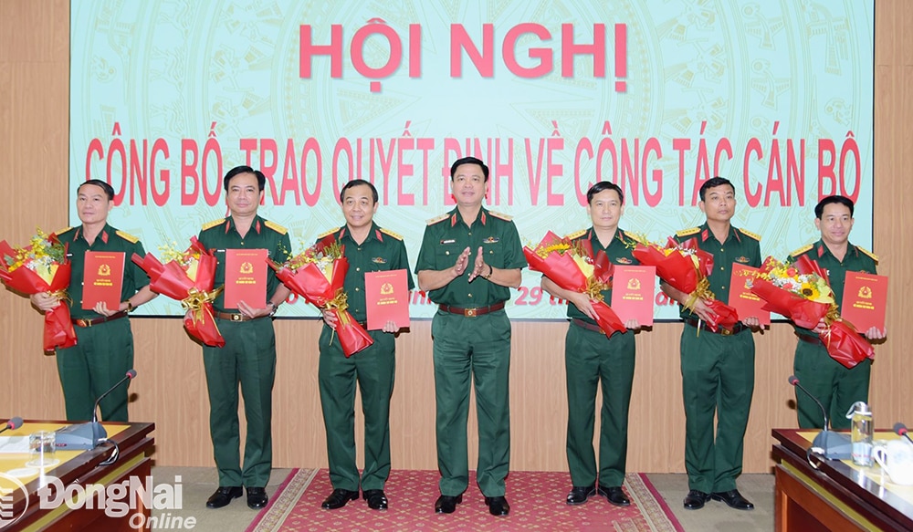 Trung tướng Nguyễn Trường Thắng trao quyết định của Bộ Quốc phòng về điều động, bổ nhiệm công tác cán bộ (Trong ảnh: Đại tá Phan Quốc Việt thứ ba từ phải qua) nhận quyết định). Ảnh: Tuấn Anh
