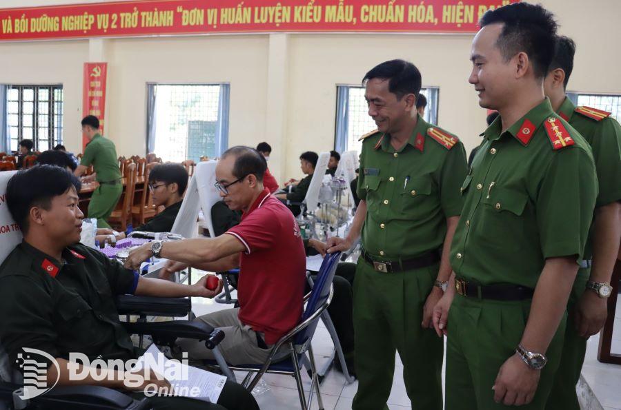 Lãnh đạo Trung tâm Huấn luyện, bồi dưỡng nghiệp vụ và giáo dục nghề nghiệp số 2 động viên học viên hiến máu trong chương trình. Ảnh: Nguyệt Hà