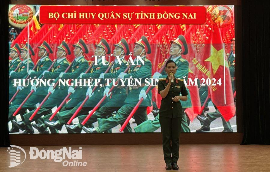 Thượng úy chuyên nghiệp Tô Thị Kim Anh lực lượng vũ trang Đồng Nai- Thí sinh nữ duy nhất tham gia thi nội dung thuyết trình. Ảnh: ĐVCC