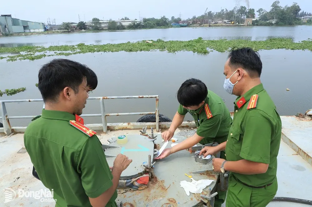 Lực lượng công an khám xét, lấy mẫu xăng dầu trên các tàu buôn lậu bị bắt giữ. Ảnh: tư liệu
