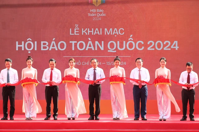 Các đại biểu cắt băng khai mạc Hộ Báo 2024. (Ảnh: Trần Hùng)