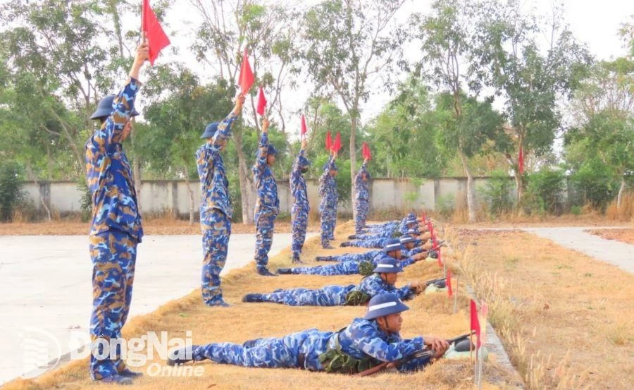 Chiến sĩ mới thực hiện bài 1 bắn súng tiểu liên AK, tư thế nằm bắn. Ảnh: Như Tiến