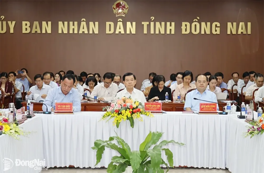 Lãnh đạo Tỉnh ủy, UBND tỉnh dự hội nghị lắng nghe tham luận từ các sở, ngành, nhà nghiên cứu. Ảnh: Hoàng Lộc
