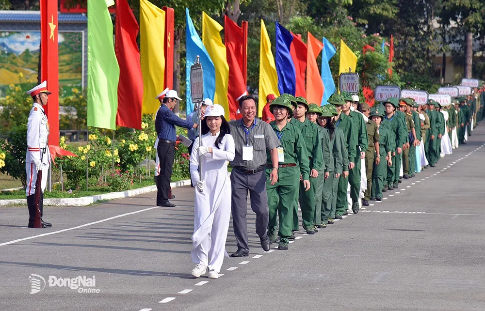 Đoàn vận đông viên các trường diễu hành tại lễ khai mạc. Ảnh: Công Nghĩa