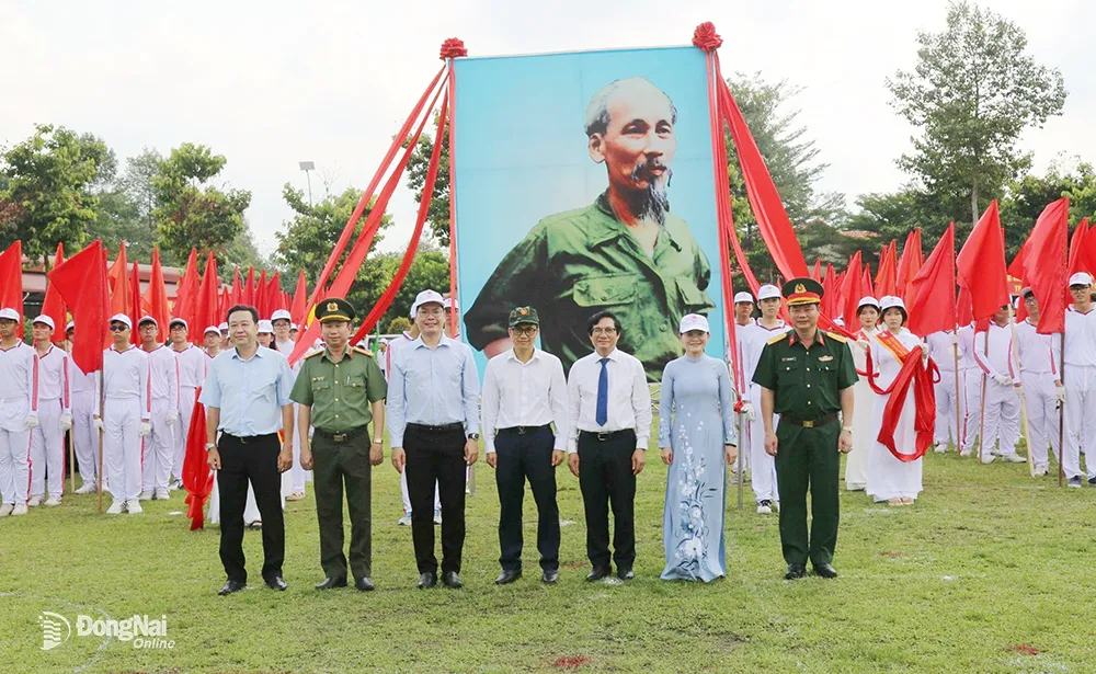 Phó chủ tịch UBND tỉnh Nguyễn Sơn Hùng cùng lãnh đạo các sở, ngành, đơn vị dự lễ khai mạc hội thao. Ảnh: Công Nghĩa