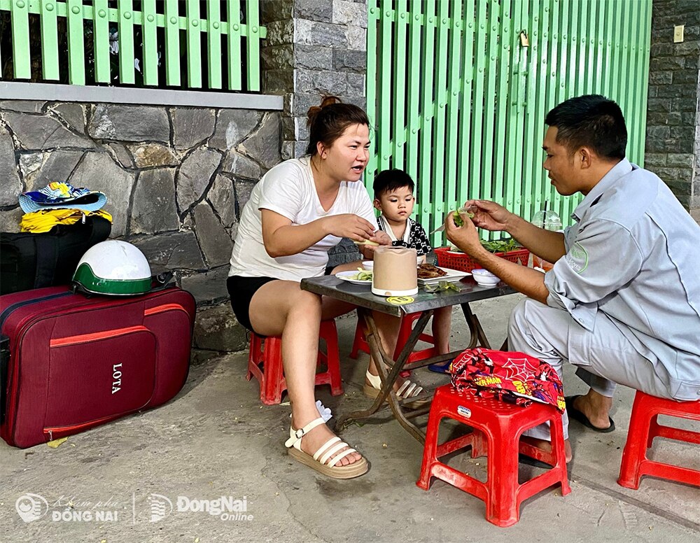 Gia đình ba người từ xa đến ăn chả lụi. Ảnh: Minh Hạnh