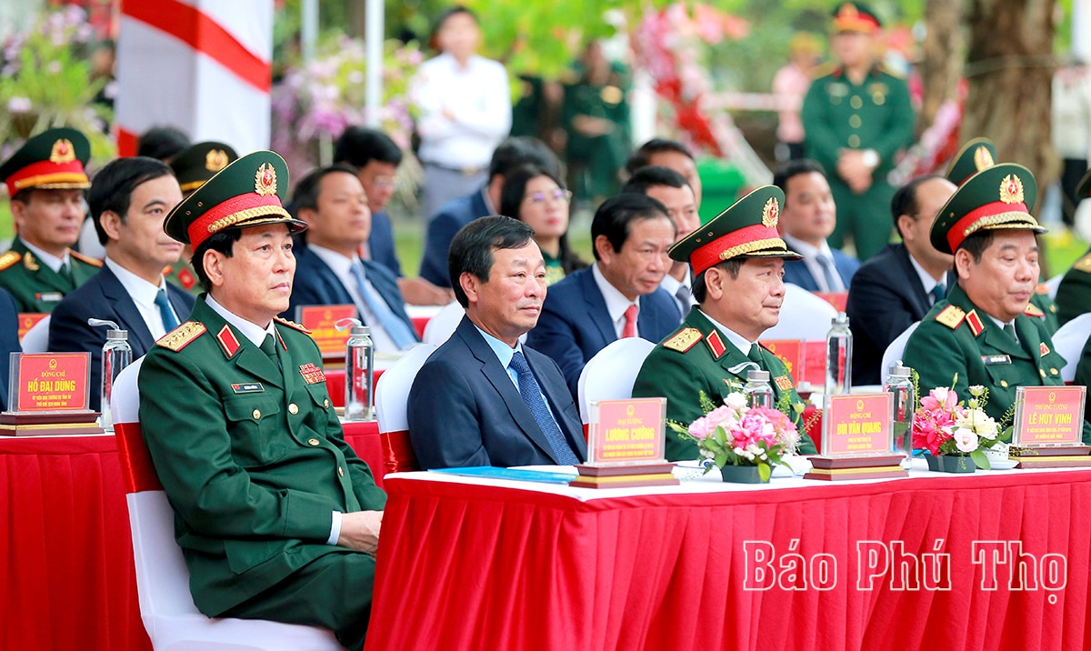 Đại tướng Lương Cường - Chủ nhiệm Tổng cục Chính trị QĐND Việt Nam, Thượng tướng Lê Huy Vịnh - Thứ trưởng Bộ Quốc phòng và Chủ tịch UBND tỉnh Bùi Văn Quang dự lễ khánh thành

