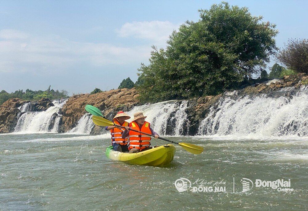 Du khách chèo sup du ngoạn trên sông Đồng Nai qua thác Ba Giọt.