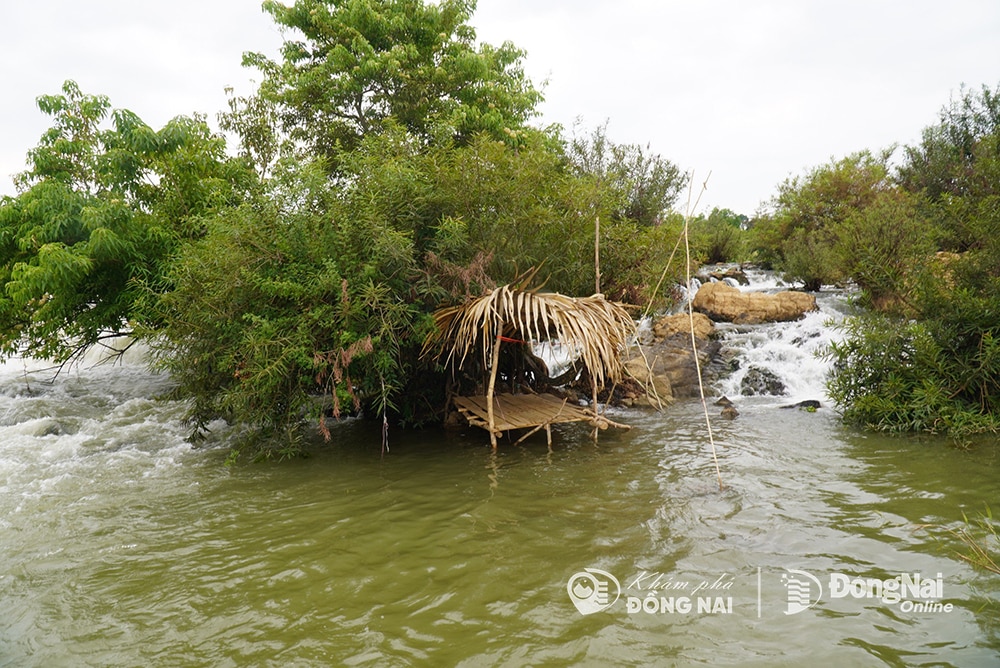 Một chòi lá nhỏ người dân dùng để nghỉ ngơi, câu cá giải trí giữa thác