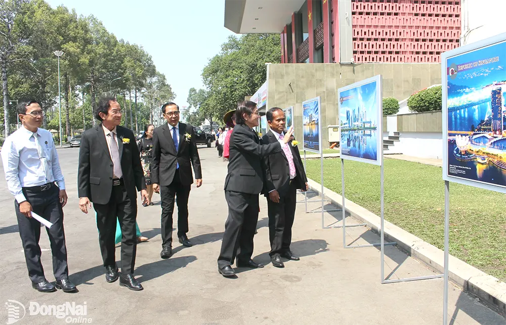 Các đại biểu tham quan Triển lãm sắc màu ASEAN tại Trung tâm Hội nghị và tổ chức sự kiện tỉnh. Ảnh: Ly Na
