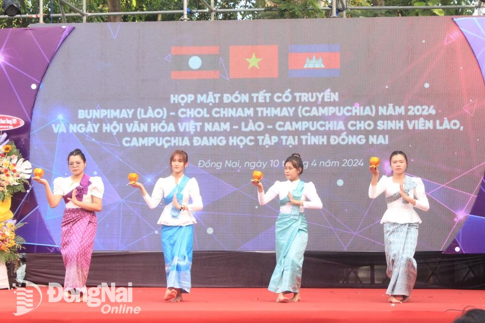 Một tiết mục văn nghệ của du học sinh Campuchia tại chương trình. Ảnh: Nga Sơn