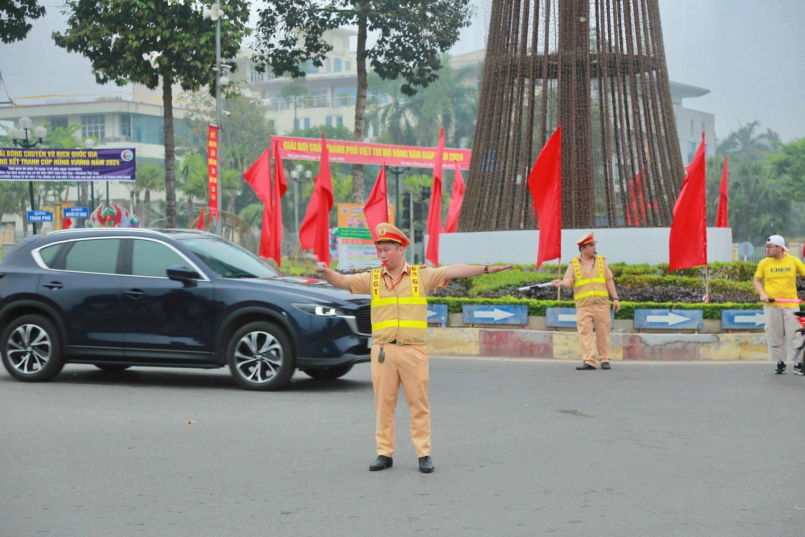 Lực lượng Cảnh sát giao thông, Công an TP Việt Trì phân luồng, đảm bảo an toàn cho các hoạt động diễn ra trong dịp Giỗ Tổ Hùng Vương- Lễ hội Đền Hùng.

