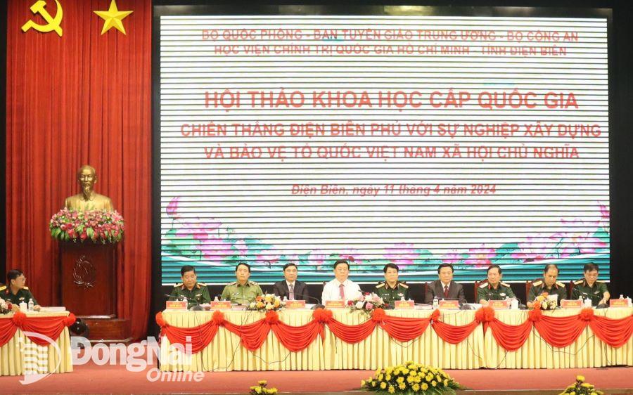 Các đại biểu dự hội thảo khoa học tại Điện Biên Phủ. Ảnh: Nguyệt Hà