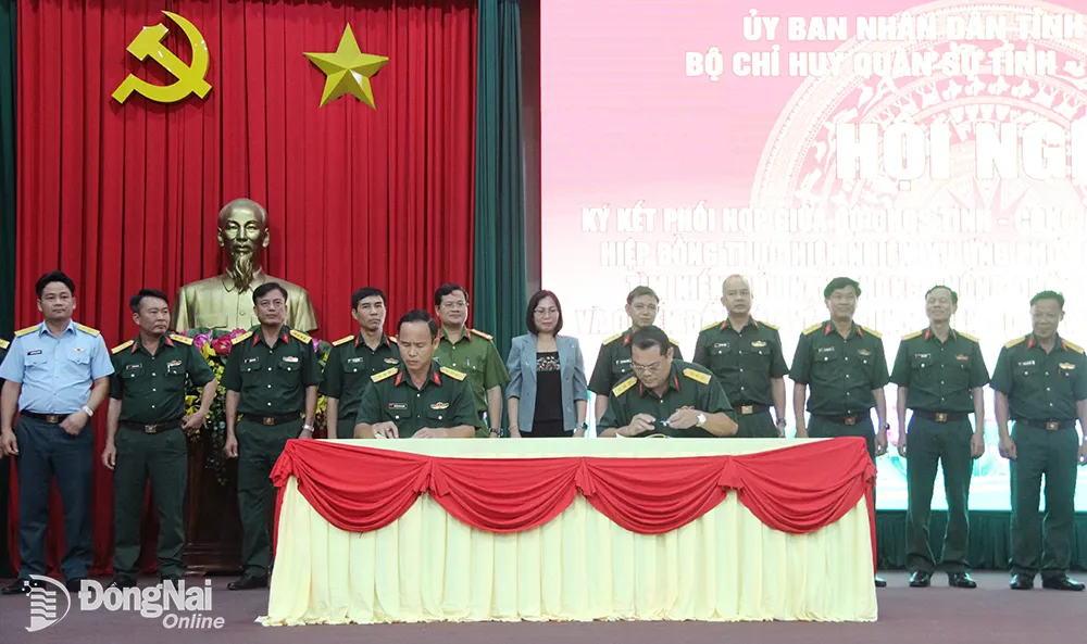 Phó chủ tịch UBND tỉnh Nguyễn Thị Hoàng chứng kiến các đơn vị tham gia ký kết quy chế. Ảnh: Trần Danh