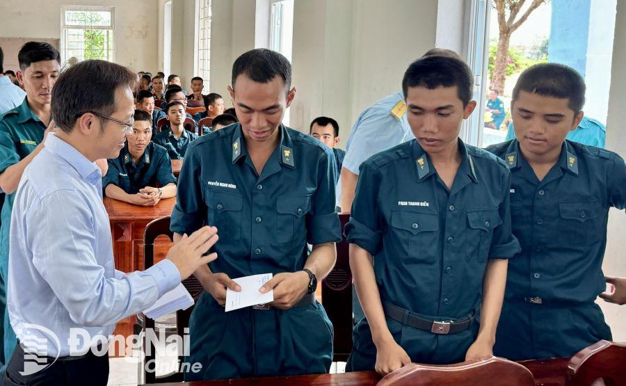 Phó chủ tịch UBND thành phố Biên Hòa tặng quà, động viên chiến sĩ thành phố đang huấn luyện tại Trung đoàn 282. Ảnh: ĐVCC