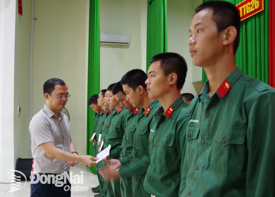 Lãnh đạo huyện tặng quà, động viên chiến sĩ mới đang huấn luyện tại Lữ đoàn 26. Ảnh: Phan Hoàn