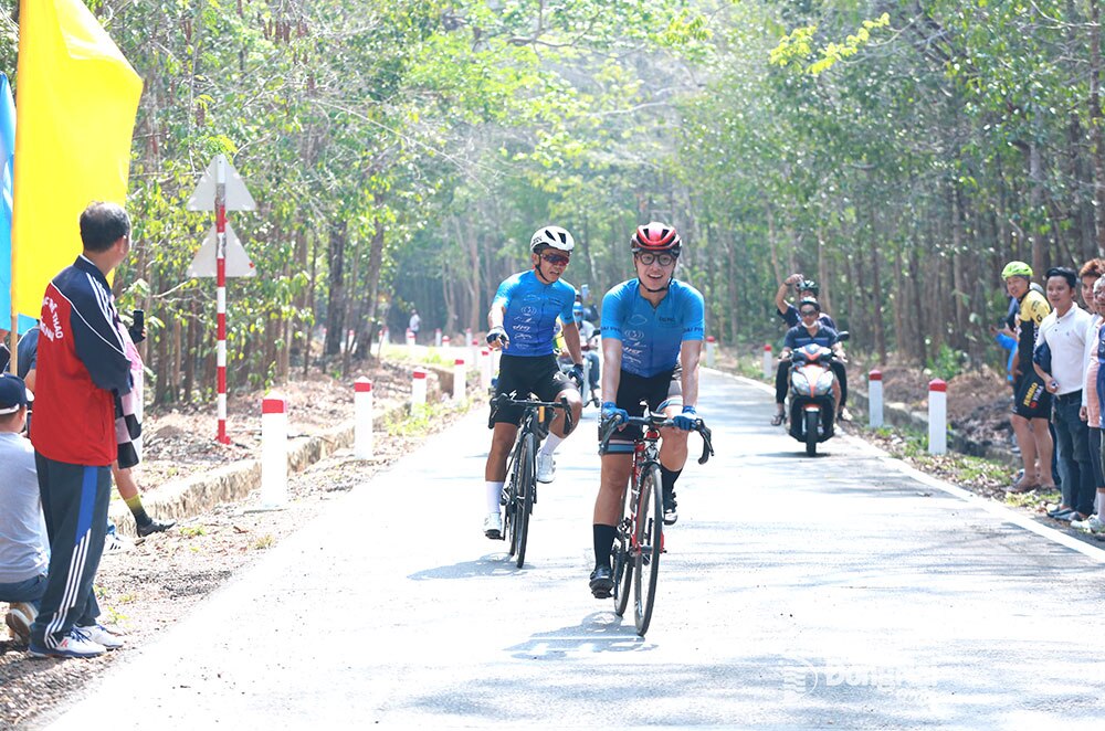 Hai tay đua Nguyễn Tấn Bảo và Mai Phú Quý của Đại Phú - thành phố Thủ Đức về nhất, nhì nhóm 16-40 tuổi hệ đội tuyển. Ảnh: Huy Anh