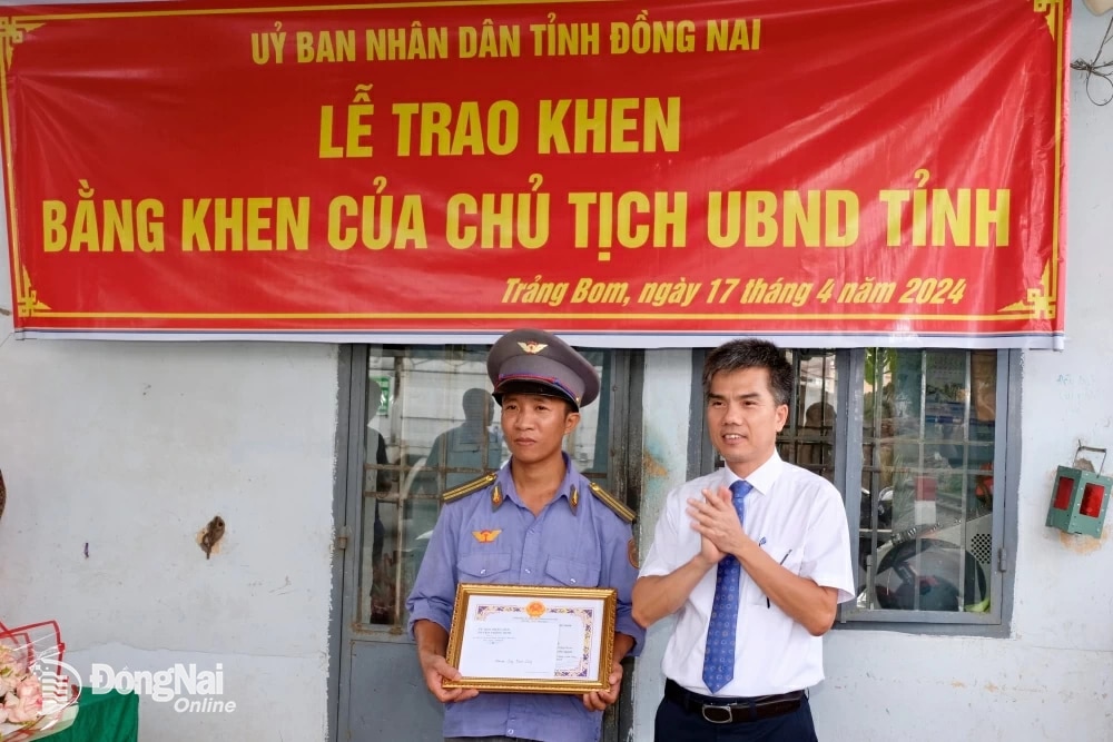 Phó chủ tịch UBND huyện Trảng Bom Đỗ Ngọc Nam trao giấy khen cho anh Trịnh Dũng. Ảnh: Đăng Tùng