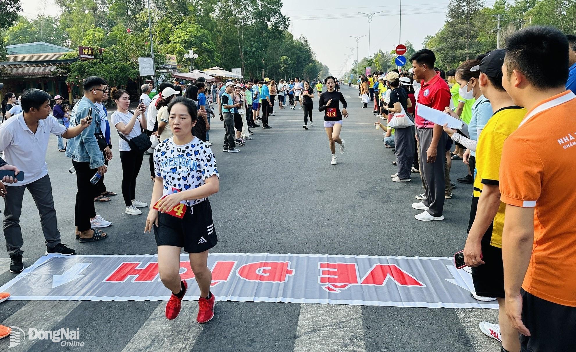 Công nhân tham gia Giải việt dã truyền thống do Liên đoàn Lao động huyện Nhơn Trạch đã phối hợp các đơn vị tổ chức 