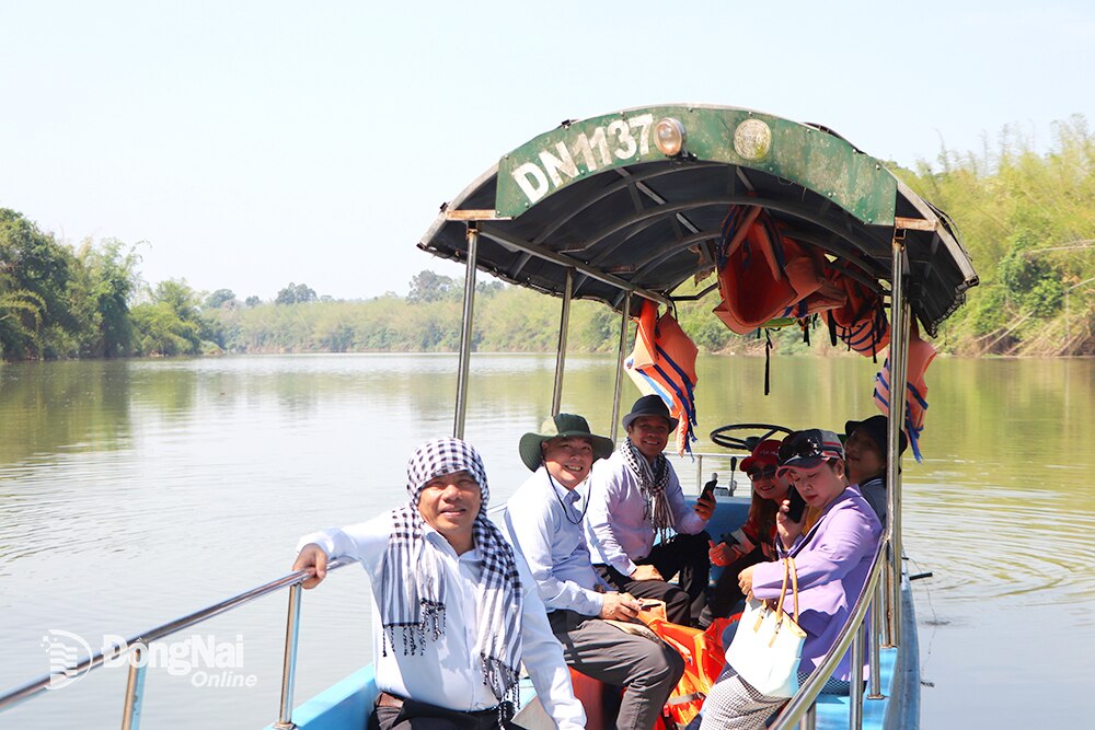 Đoàn khảo sát tài nguyên du lịch Tân Phú trên sông Đồng Nai. Ảnh: N.Liên