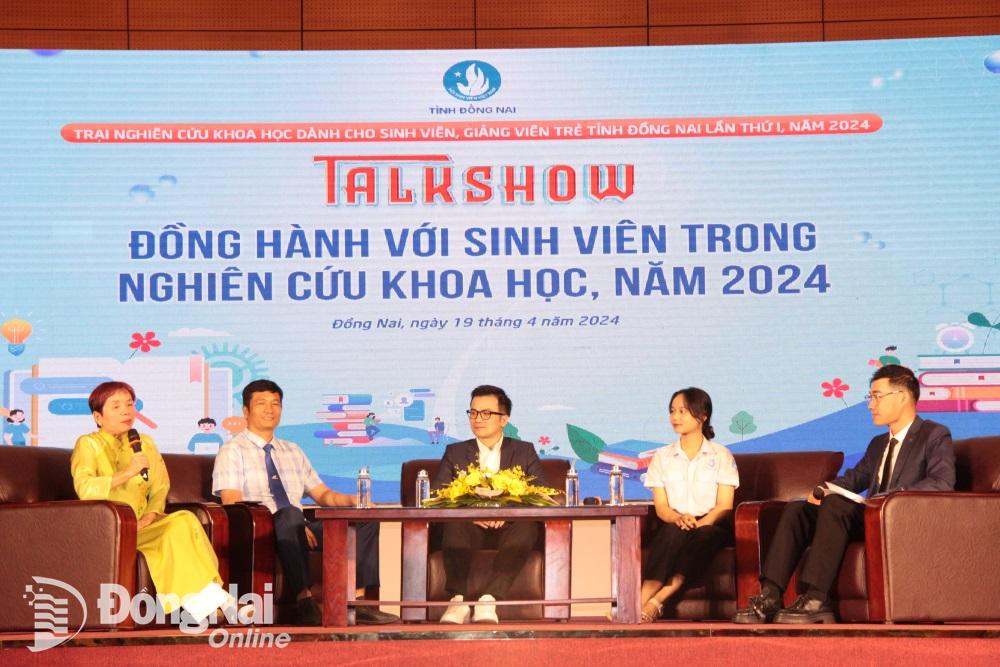 Khách mời trao đổi tại Talkshow Đồng hành cùng sinh viên trong nghiên cứu khoa học. Ảnh: Nga Sơn