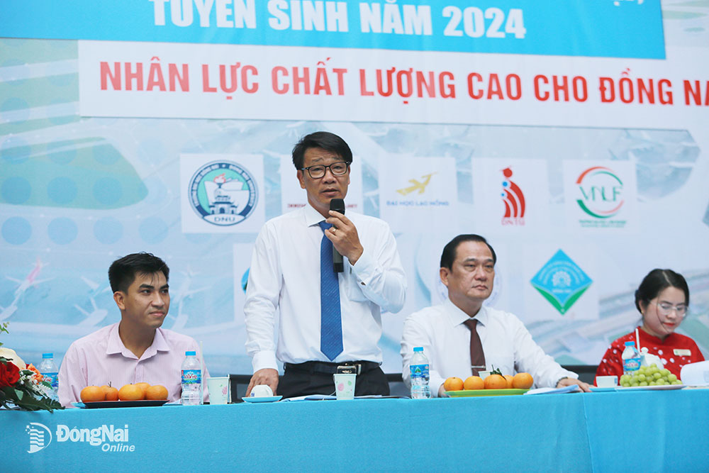 Lãnh đạo Trường đại học Đồng Nai trả lời thắc mắc của các em học sinh tại chương trình. Ảnh: Huy Anh