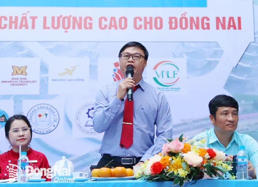 Lãnh đạo Trường cao đẳng Công nghệ quốc tế Lilama 2 thông tin về đào tạo các ngành hàng không. Ảnh: Huy Anh