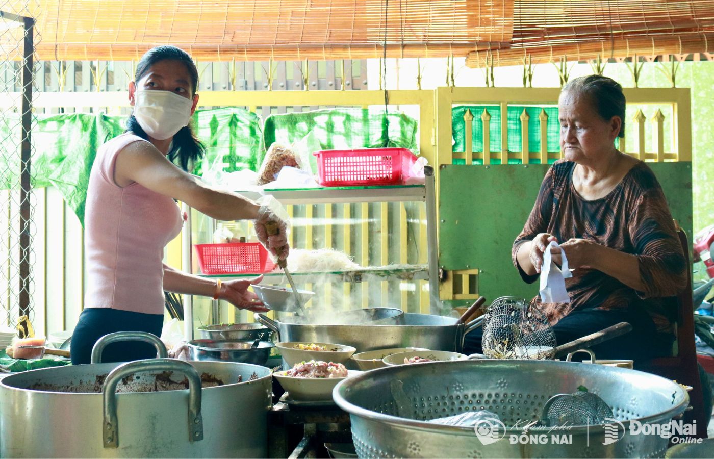 Hai thế hệ duy trì việc kinh doanh của quán (Ảnh: Minh Hạnh)