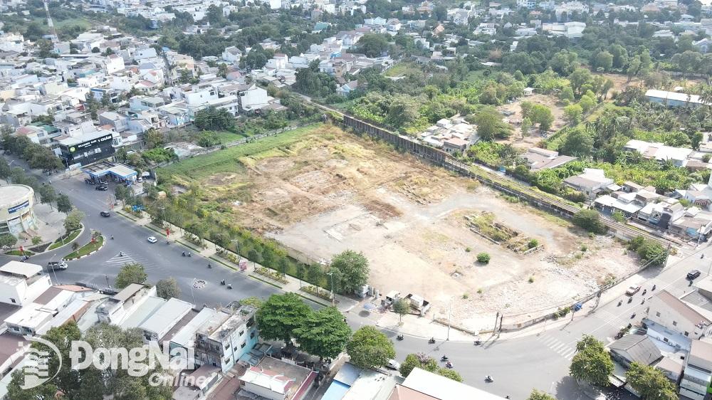 Với vị trí nằm ở mặt tiền 2 tuyến đường Hà Huy Giáp và Nguyễn Thành Phương, khu đất Hãng Dầu cũ là một trong những khu đất “vàng” có vị trí đắc địa tại thành phố Biên Hòa. Ảnh: Phạm Tùng