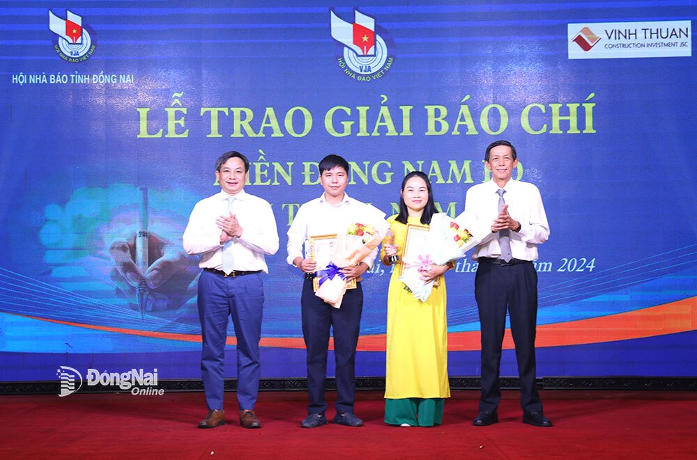 Nhóm tác giả: Vương Văn Thế, Lê Thị Quyên (Báo Đồng Nai) đạt giải Nhất ở thể loại báo in – báo điện tử. Ảnh: Huy Anh