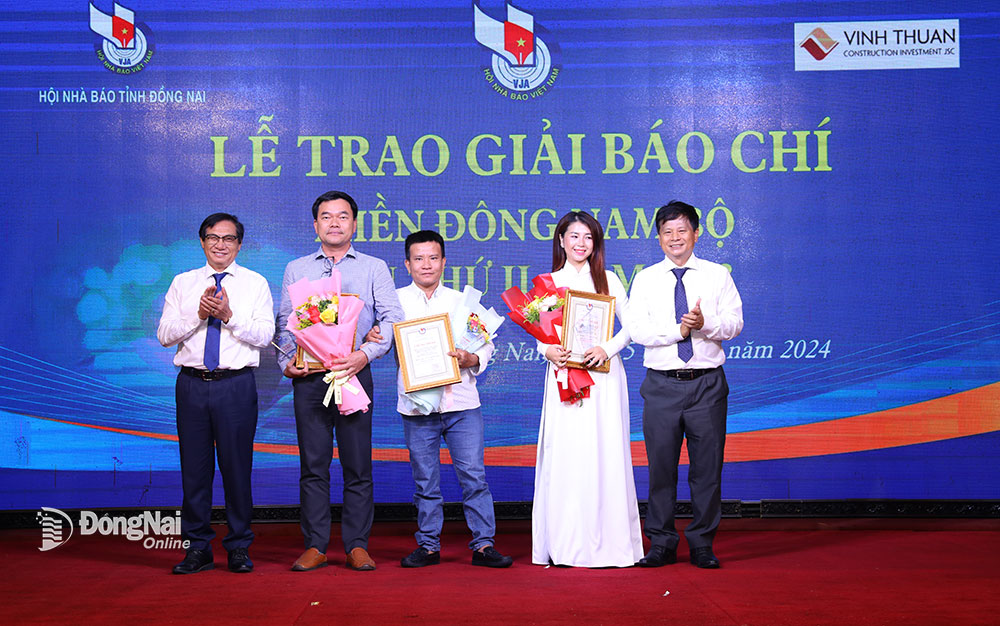 Nhóm tác giả Nguyễn Thanh Tuyên, Nguyễn Thanh Long, Huỳnh Mỹ Vân (Đài phát thanh truyền hình Bình Dương) đạt giải Nhất ở thể loại phát thanh – truyền hình. Ảnh: Huy Anh