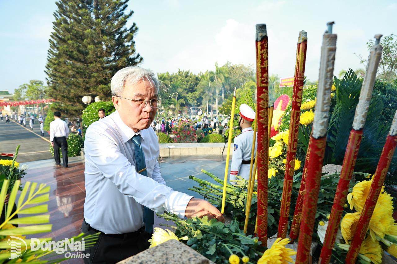 Chủ tịch Ủy ban MTTQ Việt Nam tỉnh Cao Văn Quang dâng hương tưởng nhớ các anh hùng liệt sĩ.  Ảnh: Công Nghĩa