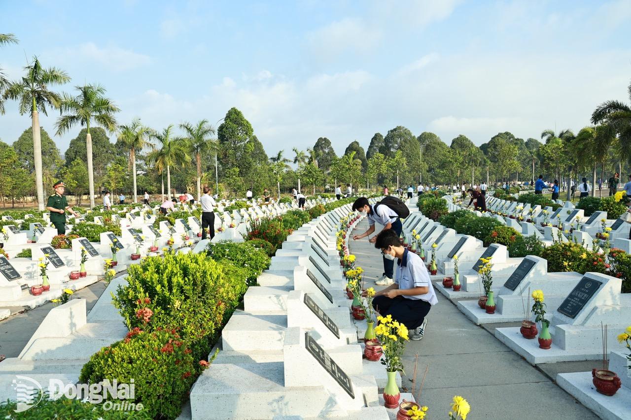 Đông đảo tuổi trẻ thành phố Biên Hòa thắp hương trên các phần mộ liệt sĩ. Ảnh: Công Nghĩa