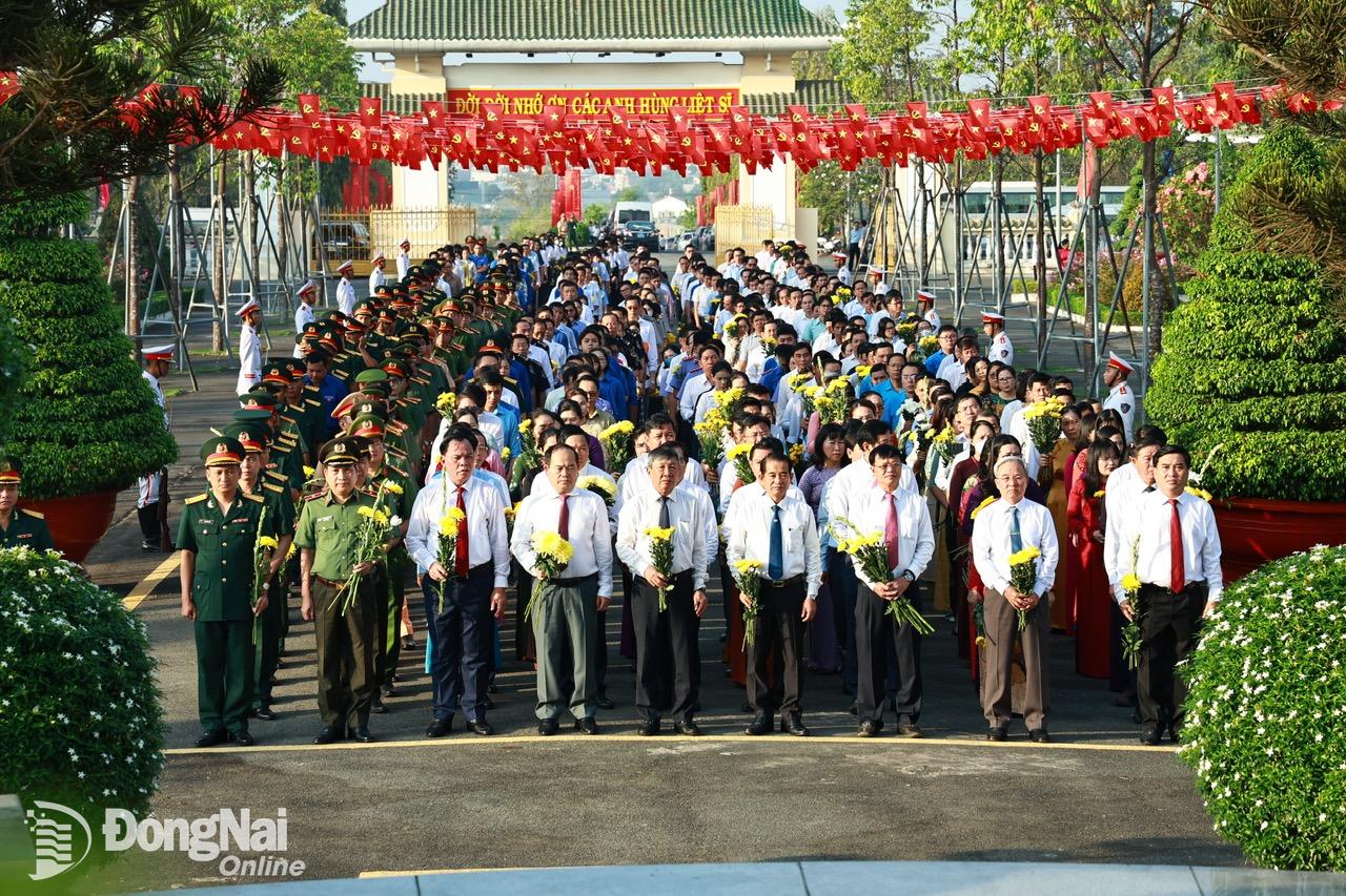 Đoàn đại biểu tỉnh, thành phố Biên Hòa và đại diện Lực lượng vũ trang Quân khu 7 tham dự lễ viếng. Ảnh: Công Nghĩa