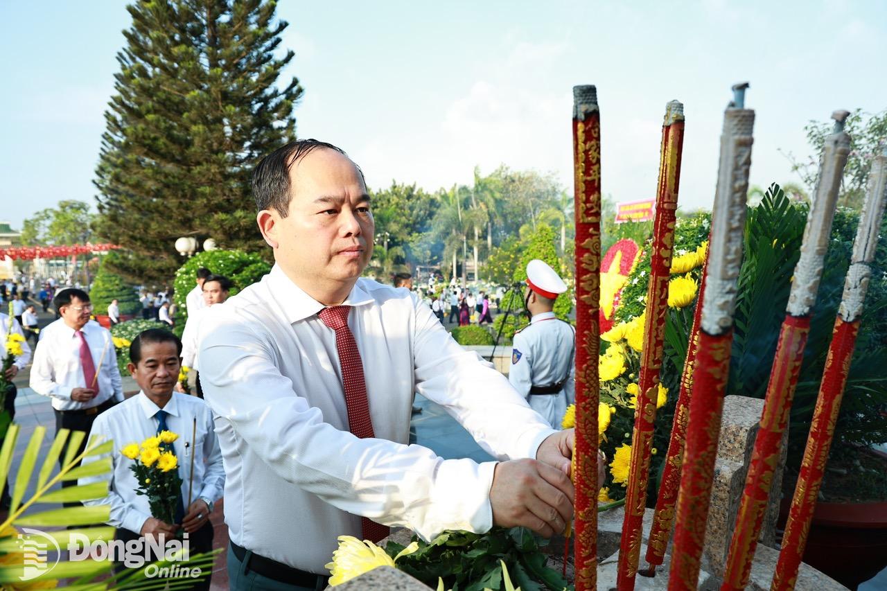 Đồng chí Quản Minh Cường, Phó bí thư Tỉnh ủy, Trưởng đoàn Đại biểu Quốc hội tỉnh dâng hương tại lễ viếng. Ảnh: Công Nghĩa