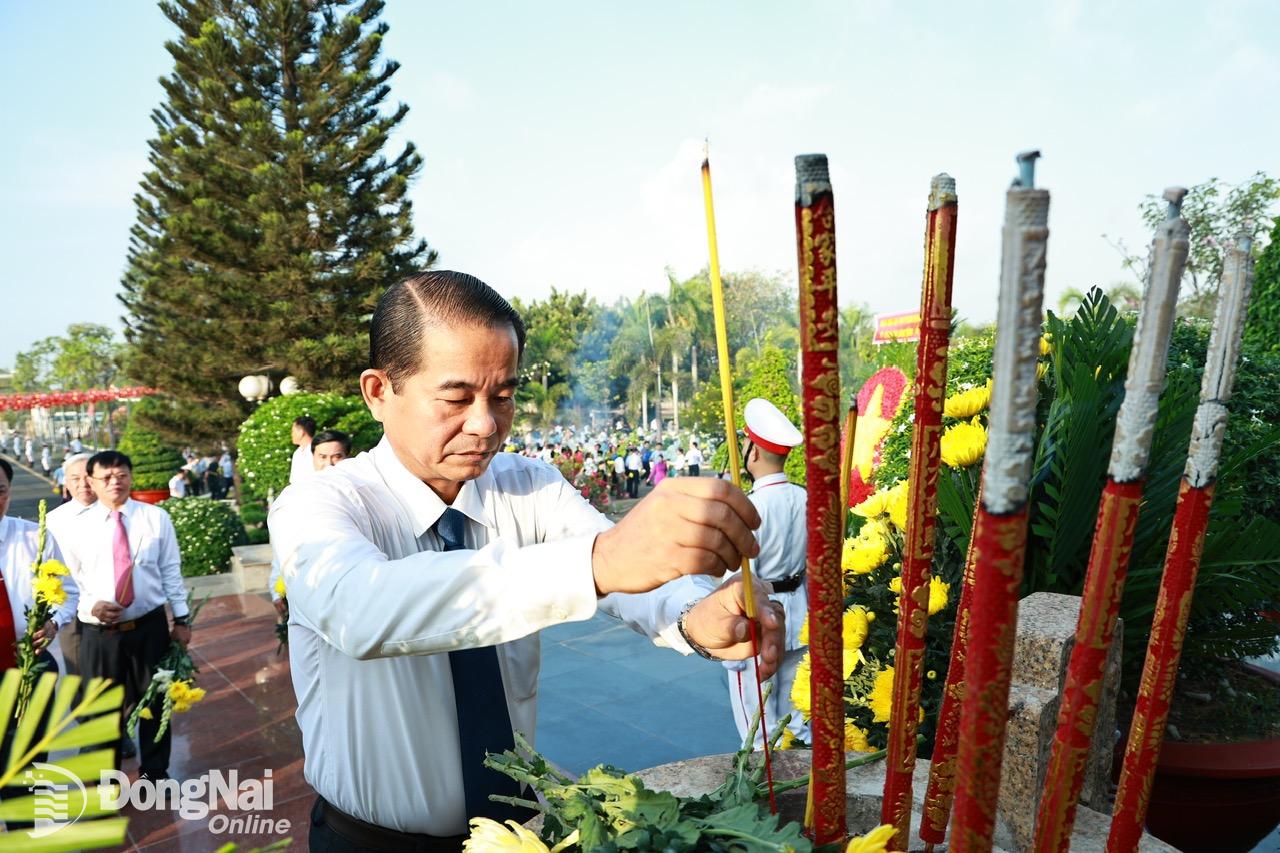 Chủ tịch HĐND tỉnh Thái Bảo dâng hương trước tượng Đài Tổ quốc gia công. Ảnh: Công Nghĩa