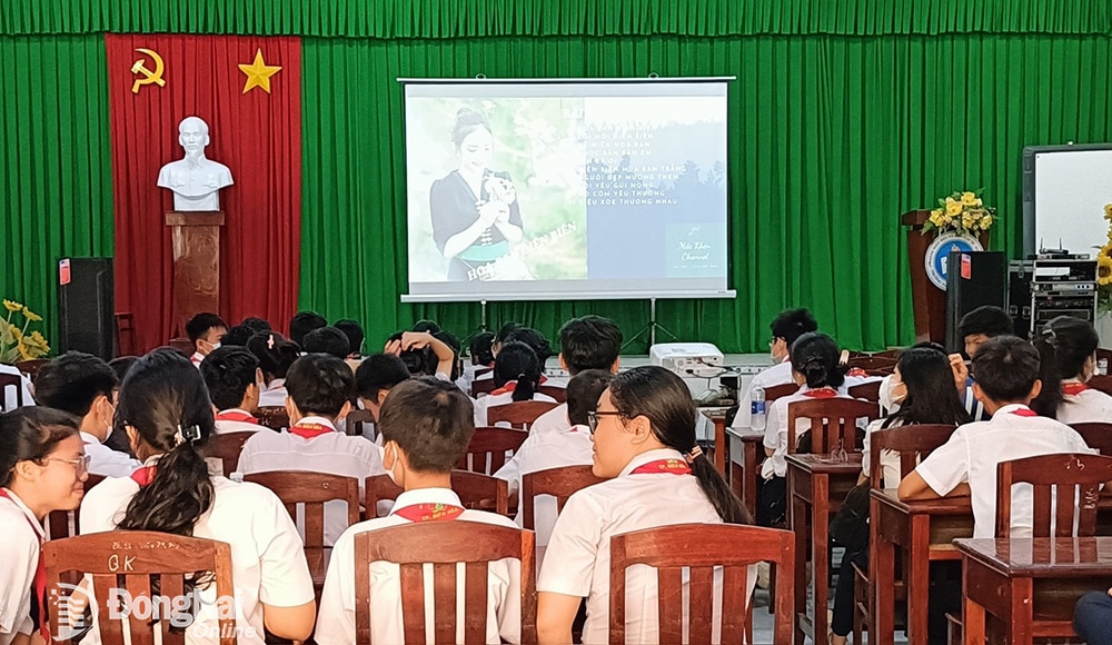 Trung tâm Văn hóa - điện ảnh Đồng Nai chiếu phim Địa chấn ở Điện Biên Phủ, phục vụ học sinh trên địa bàn thành phố Biên Hòa.