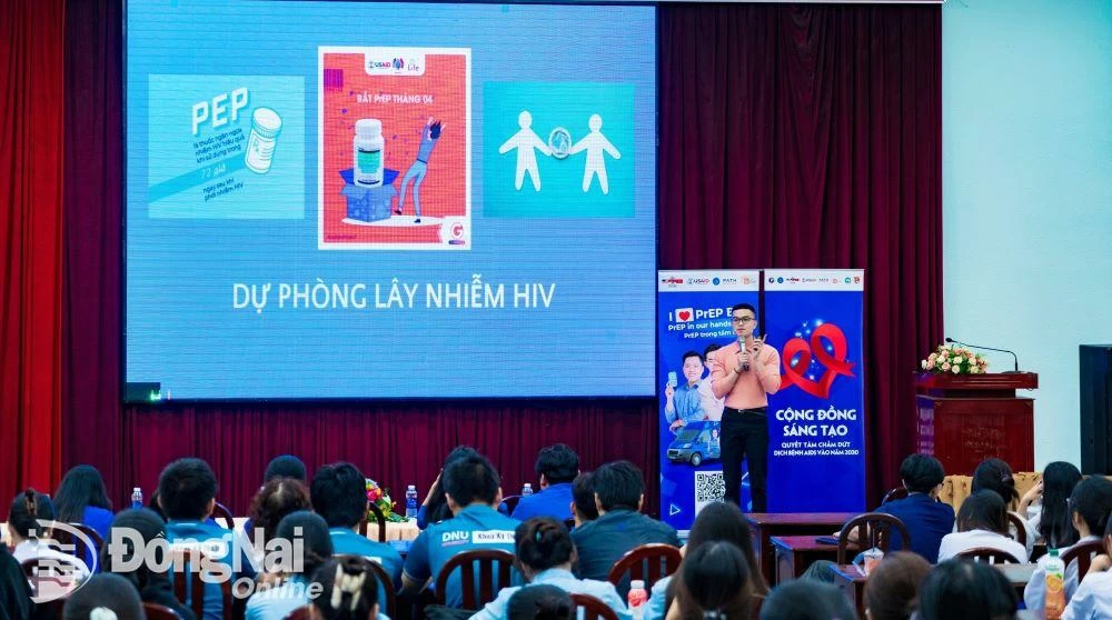 Bác sĩ của Phòng khám Glink Đồng Nai tham gia tuyên truyền các biện pháp phòng chống HIV/AIDS cho sinh viên tại Đồng Nai. Ảnh: PK
