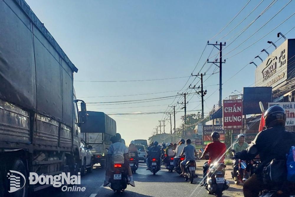 Các phương tiện đông đúc trên quốc lộ 1 qua khu vực huyện Trảng Bom. Ảnh: Trần Nguyên