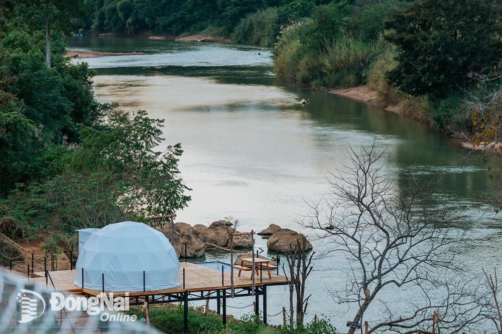 Khung cảnh hữu tình bên sông tại một khu nghỉ dưỡng ở xã Nam Cát Tiên.