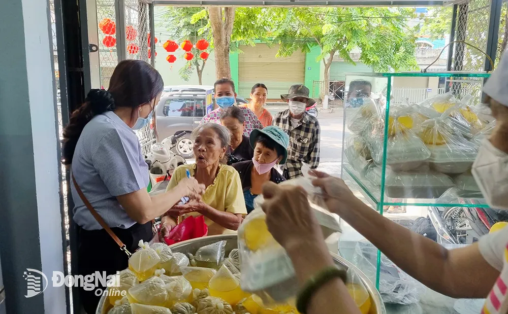 Quán cơm Như Ý là nơi quen thuộc của nhiều người có hoàn cảnh khó khăn. Ảnh: Bích Nhàn