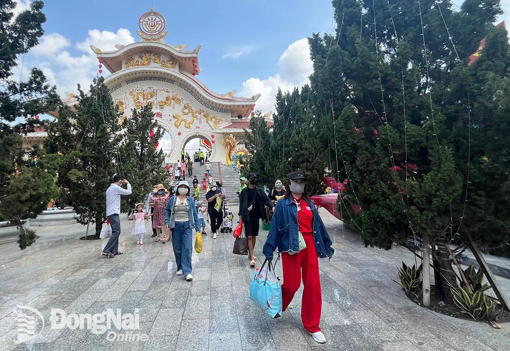 Đông đảo du khách đến tham quan Suối Tiên vào dịp nghỉ lễ. Ảnh: S.T.