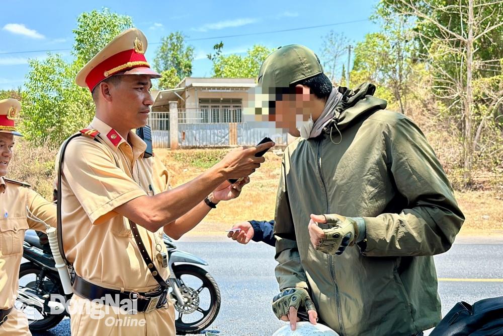 Lực lượng Cảnh sát giao thông kiểm tra nồng độ cồn người lái xe trên quốc lộ 20. Ảnh: CTV 