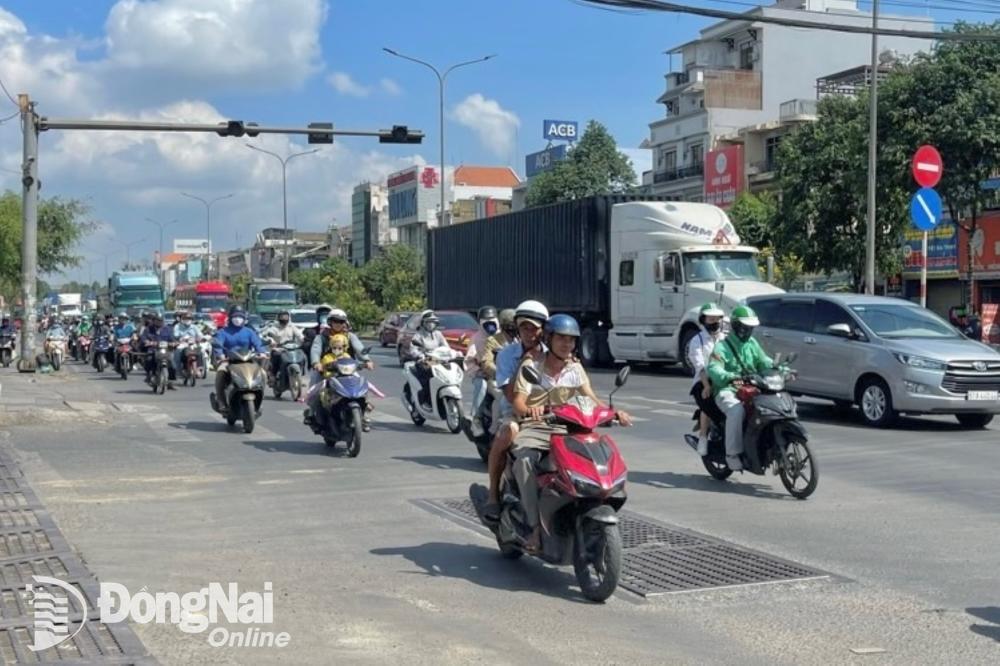 Dòng xe đông từ hướng thành phố Biên Hòa đi huyện Long Thành làm xuất hiện các điểm ùn tắc trên quốc lộ 51 (thành phố Biên Hòa). Ảnh: CTV 