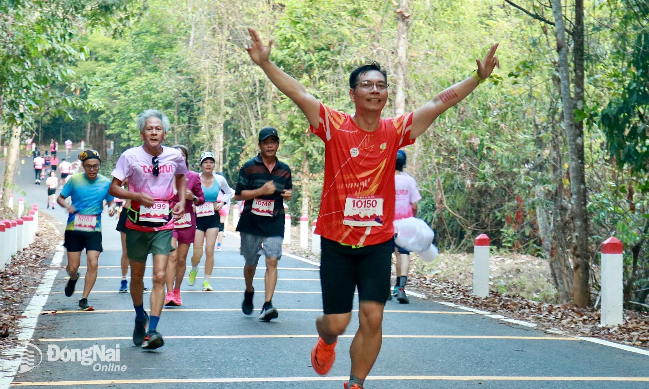 Những màu áo rực rỡ tô điểm thêm cho đường chạy xanh mướt. Ảnh: Minh Hạn